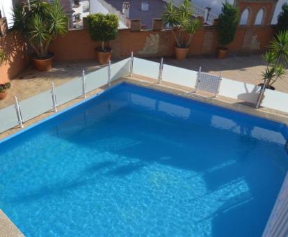 Foto de la piscina al aire libre disponible todo el año de este alojamiento.