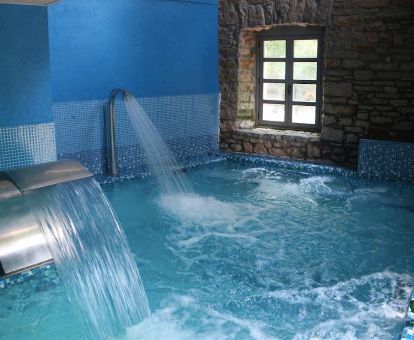 Zona de aguas con hidroterapia del centro de bienestar de este hotel solo para adultos.