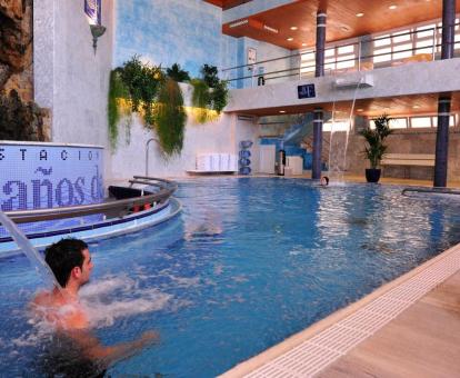 Foto de la piscina cubierta disponible todo el año de este acogedor balneario.
