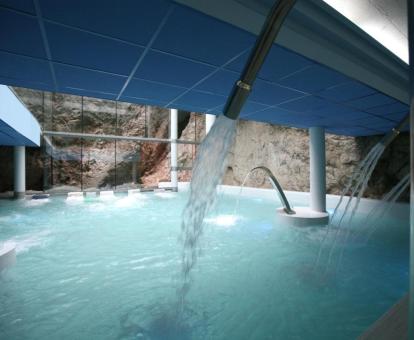 Foto de la piscina cubierta con elementos de hidroterapia disponible todo el año.