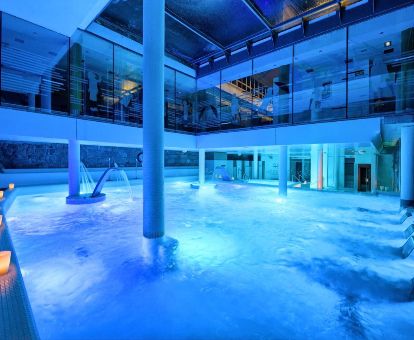 Gran piscina con elementos de hidroterapia de este hermoso hotel balneario.