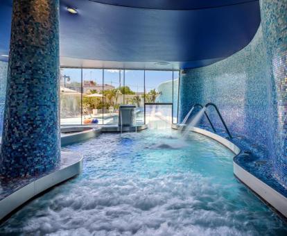 Foto de la piscina cubierta disponible todo el año del spa del hotel.