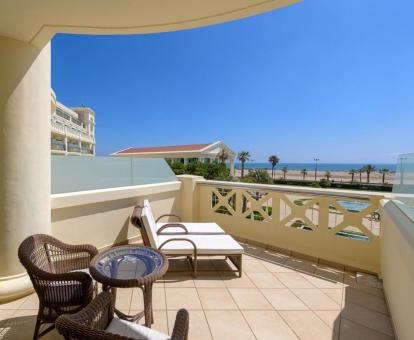 Foto de las instalaciones de este hotel con vistas al mar.