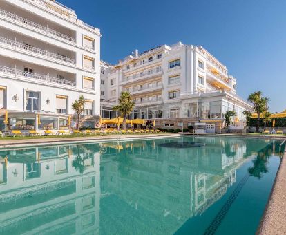 Fabuloso hotel balneario con una gran piscina al aire libre, ideal para parejas.