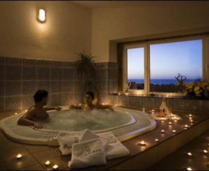 Pareja disfrutando del jacuzzi del centro de bienestar de este hotel balneario.