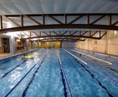 Foto de la piscina cubierta disponible todo el año de este hotel balneario.