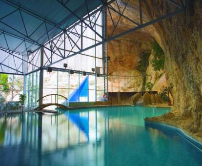 Foto de una de las piscinas cubiertas disponibles todo el año de este hotel balneario.