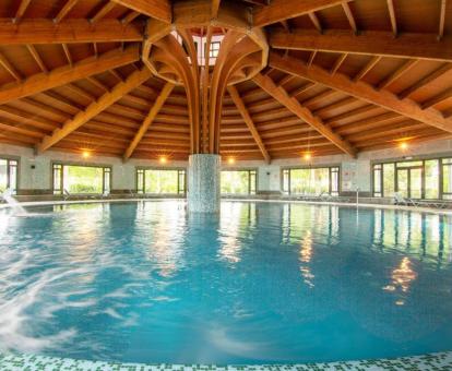 Foto de la gran piscina cubierta disponible todo el año de este precioso balneario.