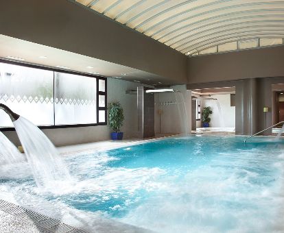 Amplia zona de aguas con chorros de hidroterapia del centro de bienestar de este fabuloso hotel para estancias en pareja.