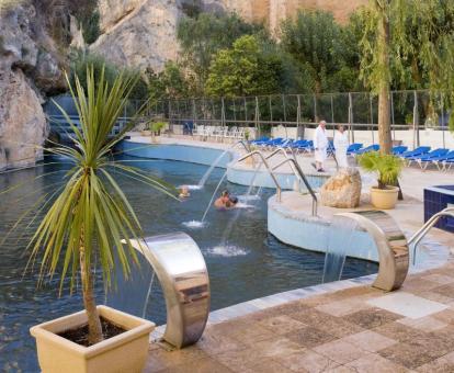 Foto de la piscina al aire libre disponible todo el año de este balneario.