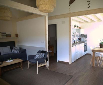 Interior del bungalow con cocina de este alojamiento rural.