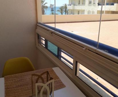 Foto de las vistas al mar desde el comedor del apartamento.