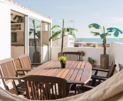 Foto de las instalaciones de este hotel con vistas al mar.