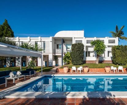 Uno de los maravillosos espacios exteriores con piscina y fabulosas vistas al paisaje que rodea este hotel rural.