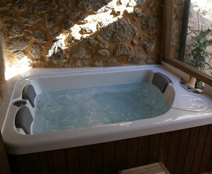 Foto de la bañera de hidromasaje rectangular en apartamento de 1 dormitorio