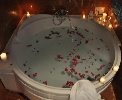 Foto de la bañera de hidromasaje circular de la habitación Doble con Bañera de Hidromasaje