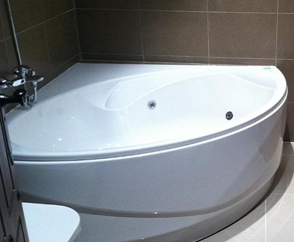 Foto de la bañera semicircular de la suite con cama grande