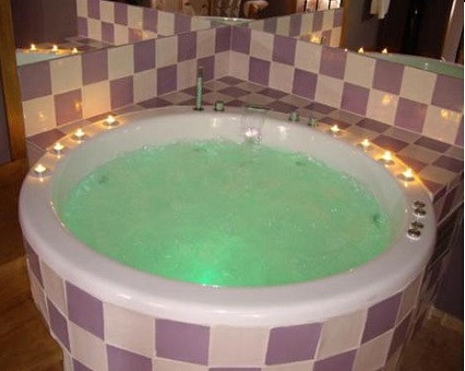 Foto de la bañera de hidromasaje circular en la Suite
