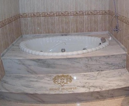 Fotografía de la bañera de hidromasaje circular de la Suite Real