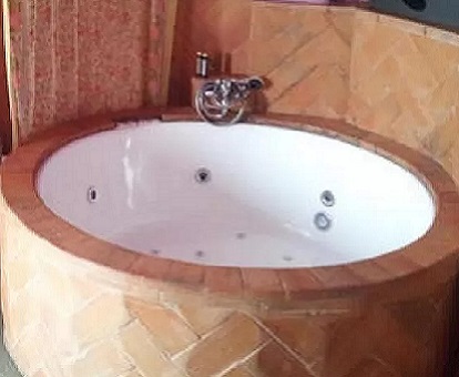 Foto de la bañera de hidromasaje circular del Hotel Alma de Romero