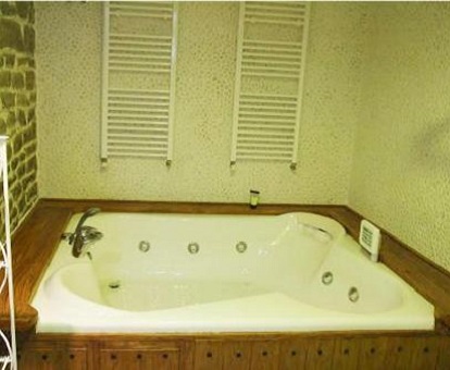 Bañera de hidromasaje cuadrada en los apartamentos de un dormitorio