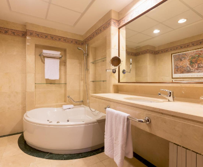 Foto del baño con bañera de hidromasaje en la Suite Junior