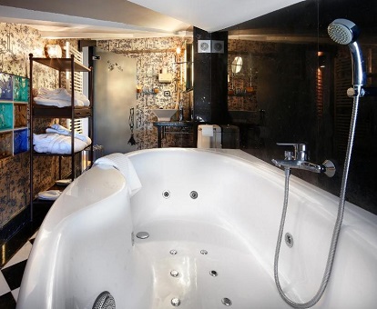 Foto del jacuzzi con chorros hidromasaje en el baño de la habitación doble del Hotel Boutique Maribel