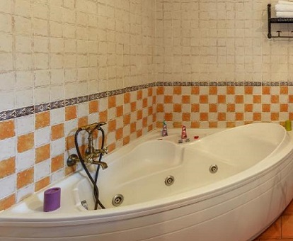 Foto de la bañera de hidromasaje de la habitacion doble superior