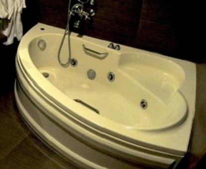 Fotografia de la bañera semicircular de la habitación doble superior