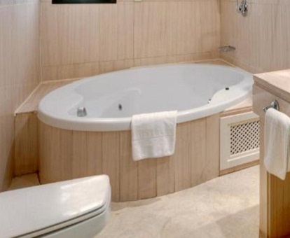 Foto de la bañera de hidromasaje circular de la habitación doble superior