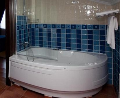 Foto de la bañera de hidromasaje en la habitación doble superior con vistas a las montañas