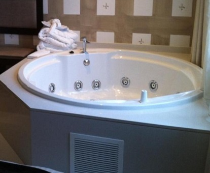 Foto de la bañera de hidromasaje circular de la habitacón Doble Confort y de la habitación Suite Junior Familiar