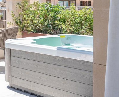 Foto de la bañera de hidromasaje en la terraza de la Habitación Doble Deluxe