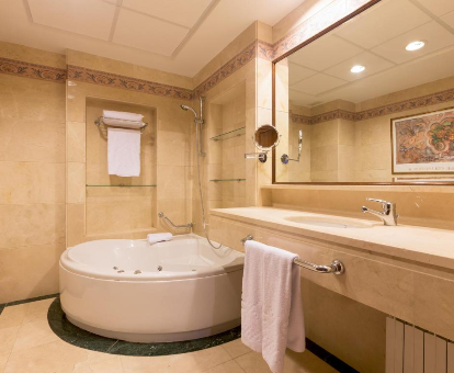 Foto de la bañera de hidromasaje privada de la Suite