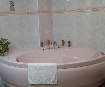 Foto de la bañera de hidromasaje semicircular en la Suite para 2 adultos