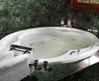 Foto de la bañera de hidromasaje en la suite ático