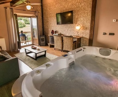 Foto de la bañera de hidromasaje con vistas al campo en la Suite de la Casa Rural Aldekoa