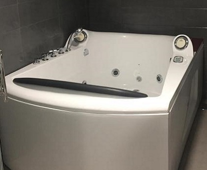Fotografia de la bañera de hidromasaje rectangular en la Suite Deluxe