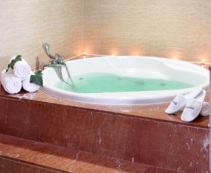 Foto d ela bañera de hidromasaje en la suite deluxe con vistas al mar