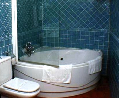 Foto de la bañera de hidromasaje semicircular de la Suite