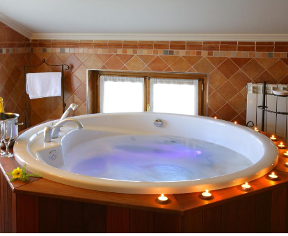 Foto de la bañera de hidromasaje en la Habitación Doble Deluxe y en la Suite Junior