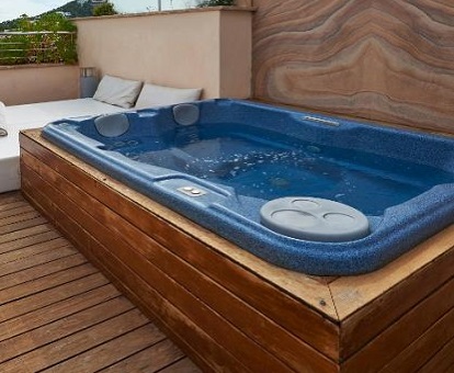 Foto de la bañera de hidromasaje en la Suite Junior Prestige con balcon y vistas al mar