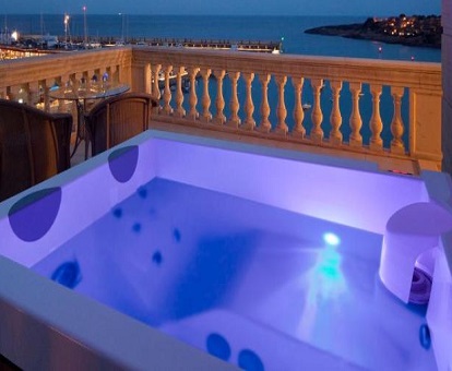 Foto de la bañera de hidromasaje en la terraza de la Suite Junior con vistas al mar
