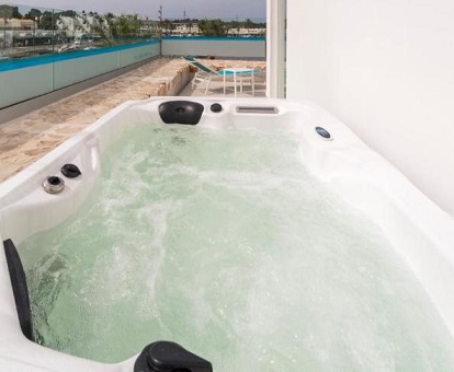 Foto de la bañera de hidromasaje en la terraza de la Suite Lago Resort
