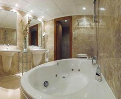 Foto de la bañera de hidromasaje en la Suite con vistas al mar