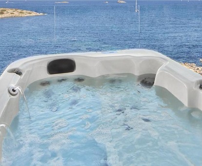 Foto de la bañera de hidromasaje en la Suite con vistas al mar