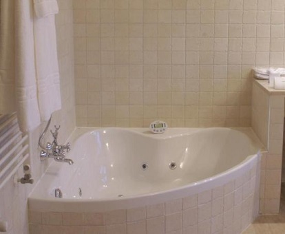Foto de bañera de hidromasaje en la suite superior con bañera de hidromasaje