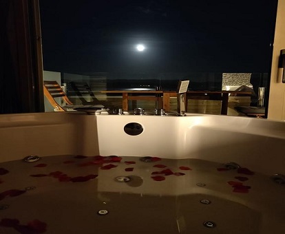 Foto de la bañera de hidromasaje con vistas al mar