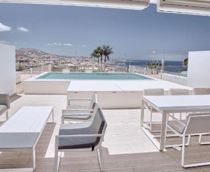 Gran terraza con piscina privada y vistas de la Suite Serenity Rio de este hotel romántico.