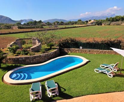 Foto de la piscina privada y las bonitas vistas de esta villa.